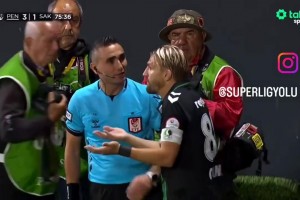 活久見??！土甲球員扇了隊(duì)友一耳光，結(jié)果被紅牌罰下