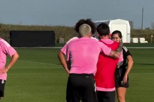 梅西：看好了！梅西在訓(xùn)練賽展示神奇腳法讓德保羅膜拜??