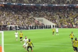 四旬老漢C羅這門(mén)前嗅覺(jué)和跑位依舊是頂級(jí)，主場(chǎng)球迷也在慶祝??