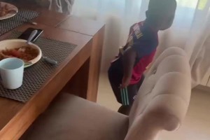 可可愛愛！亞馬爾弟弟展示自學(xué)的舞蹈，把亞馬爾逗笑了