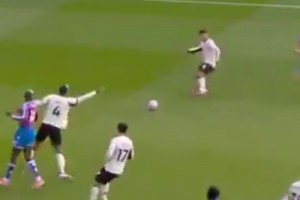 你在干嘛！范迪克示意科爾克茲大腳解圍，后者送邊線球?qū)е卤唤^殺