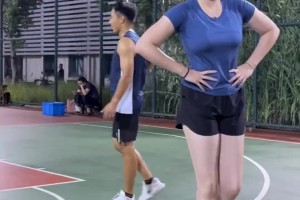 確實頂不住！國產(chǎn)卡戴珊肘姐曬打球視頻：我這個沖擊力怕你受不了