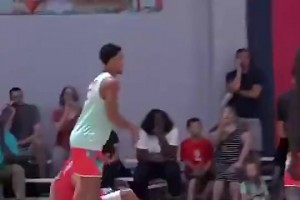 切特當(dāng)年全網(wǎng)爆火的原因！在訓(xùn)練營(yíng)秀操作戲耍庫(kù)里，還送大帽??