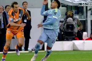 尤文多打一人！德容恩放倒麥肯尼！兩黃變一紅離場(chǎng)！