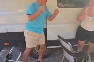 兒子進(jìn)球啦！居勒爾父母看到兒子進(jìn)球后非常激動