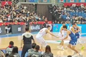 楊瀚森背打把135kg的李炎哲懟飛，網(wǎng)友說這是進(jìn)攻犯規(guī)？