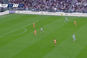 這都不傳？庫(kù)普梅納斯斷球小角度低射被撲！奧蓬達(dá)包抄空門(mén)跪地了