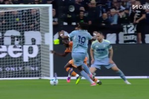 尤文丟球！阿季奇?zhèn)髑虮粩?！蘇萊馬納連續(xù)虛晃抽射遠(yuǎn)角破門(mén)！