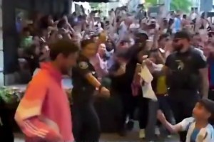 馬卡報(bào)曬球迷在酒店外等候梅西視頻，配文：美國(guó)為他瘋狂