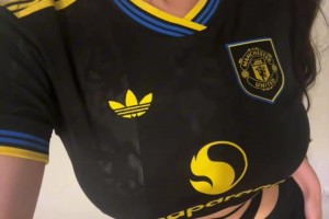 大老師穿著曼聯(lián)球衣又在散發(fā)魅力，好身材根本掩蓋不住??