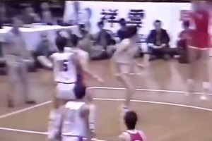 這身體素質(zhì)！馬健當(dāng)年在國家隊(duì)首秀，登場不久就貢獻(xiàn)雙手暴扣！