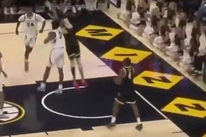 楊毅：06年韋德確實(shí)有裁判給哨，但那些中距離都是用實(shí)力投進(jìn)的