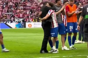 救命蜘蛛俠！馬競(jìng)球員謝場(chǎng)時(shí)，西蒙尼跑過(guò)去首先擁抱阿爾瓦雷斯