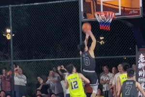 王哲林直呼內(nèi)行！這位大哥快攻籃下連刷6次才投中 包括多次空籃