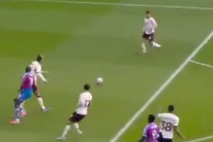 外網(wǎng)熱議！科爾克茲最后不敢右腳解圍，扭著身體送水晶宮邊線球，隨后被絕殺