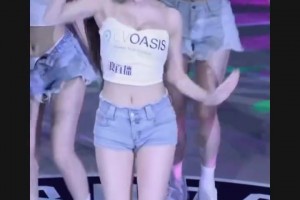 確實(shí)養(yǎng)眼??！??寶島聯(lián)賽美女啦啦隊長梓梓，中場性感熱舞！