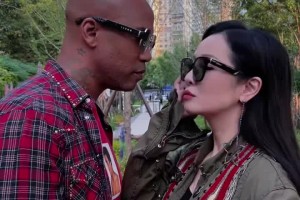 夫妻倆形影不離?。●R布里：歡迎收看“中老年”秋裝T臺秀??