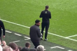 又氣又急！布倫特福德打進(jìn)第3球時，場邊阿莫林坐立不安