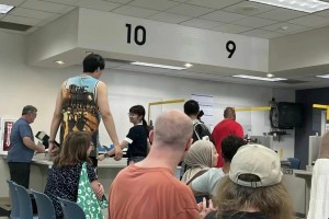 打算開(kāi)啥車(chē)？網(wǎng)友考駕照時(shí)偶遇楊瀚森 女友罕見(jiàn)出鏡