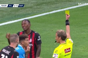 米蘭十人作戰(zhàn)！埃斯圖皮尼安送紅點套餐！德布勞內(nèi)點射破門！