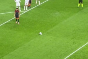 送給門將！最近的勺子點(diǎn)球都罰不進(jìn)啊??