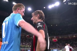 兩位中場大師！賽后莫德里奇與德布勞內(nèi)擁抱致意！