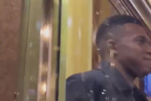 皇馬球員抵達(dá)酒店，姆巴佩不斷和阿拉木圖的球迷打招呼