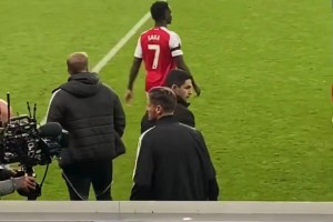 阿森納助教賽后和喬林頓發(fā)生口角，眾人趕緊拉開