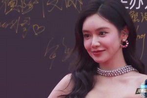 籃球界顏值博主！美娜一身銀色禮服出席微博之夜活動 身材真好啊