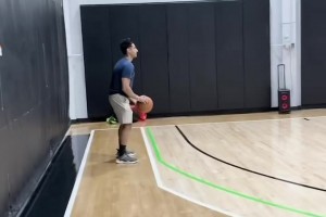 把惡漢屬性帶入太陽！狄龍連訓(xùn)練都展示出超強(qiáng)硬肢體對(duì)抗！