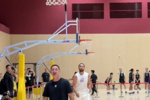 “庫(kù)里投籃的準(zhǔn)度真不開玩笑”！球迷隨手錄制 庫(kù)里27中26！