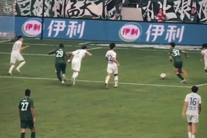 國(guó)安凝聚力正在回歸！實(shí)拍：法比奧下場(chǎng)前專門給侯森佩戴隊(duì)長(zhǎng)袖標(biāo)