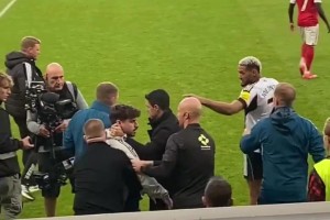 啥情況？賽后阿森納助教和喬林頓發(fā)生沖突，后者指指點點被塔子哥拉走