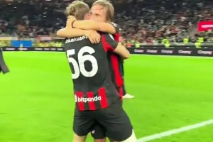 登頂榜首！十人米蘭2-1那不勒斯，賽后莫德里奇與隊友們擁抱慶祝