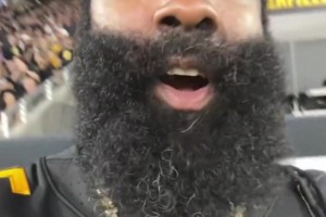 懟臉拍！登哥觀戰(zhàn)橄欖球，這大胡子上好多白胡須啊??