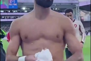 “臥底”實錘了??！薩拉赫賽后大度把球衣給了水晶宮小球迷