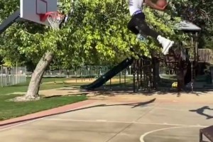 擱家開商場呢？布克車庫墻上滿是球衣球鞋珍藏！甲亢哥看傻了都！