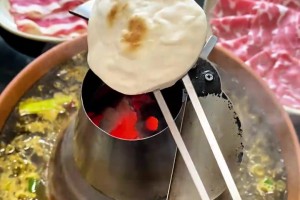 真成帶貨美食博主了??朱芳雨吃上了陜西寶雞的油潑辣子火鍋~