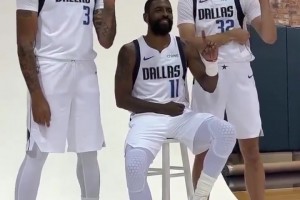 三狀元組合！濃眉+歐文+弗拉格三人合影，歐文坐在C位