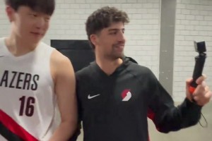 簡直團(tuán)寵??開拓者的隊友們在媒體日與楊瀚森有愛互動~~