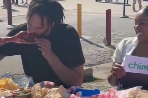 看餓了！萊弗利此前帶著弗拉格在德州博覽會上嗨吃！