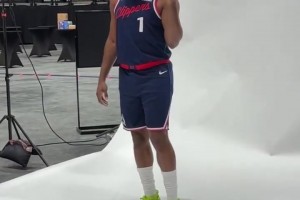 這球轉(zhuǎn)的不錯哈！快船媒體日 詹姆斯-哈登展示手活~