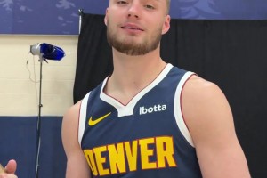 和濃眉再聚首！拉塞爾身披獨(dú)行俠5號(hào)球衣拍攝定妝照