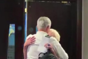 老友重聚！穆里尼奧給切爾西老員工康尼利一個大大的擁抱