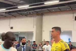 不是很熟？坎特從C羅旁邊經(jīng)過，沒有互動??