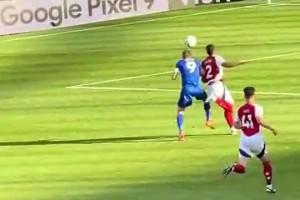 男人對(duì)決！當(dāng)年哈蘭德和薩利巴這對(duì)抗也太狠了，腦袋都撞一起了