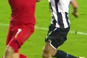 技術(shù)流的魅力！蘇亞雷斯神作：在科洛奇尼推搡下完成同向卸球！