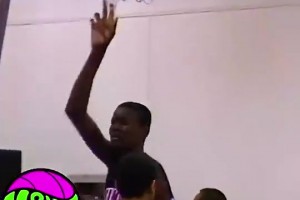 看看學生時期的艾頓是怎么打球的，這也是天賦異稟啊??