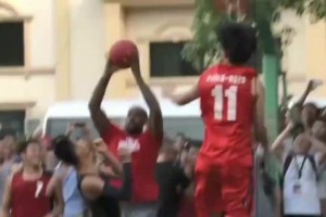 親民！詹姆斯此前中國行與大學生球迷同場比賽 展示素質(zhì)暴力劈扣