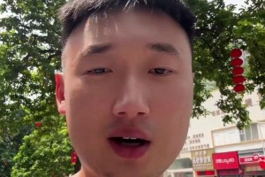 這是真大王！約基奇媒體日拿起“大王”撲克牌拍照